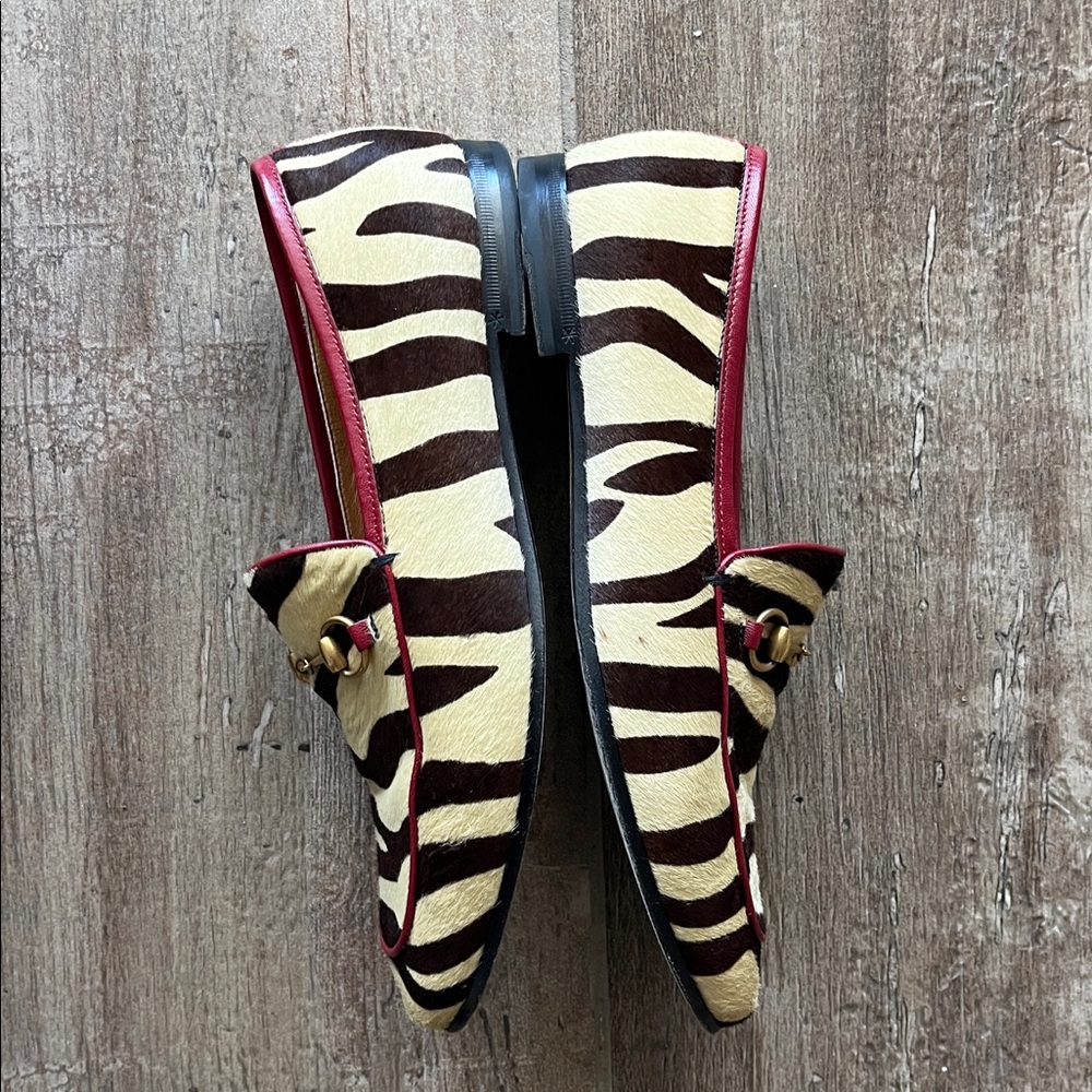 Gucci Zebra Pattern Loafers with Gold Detail - Picture 5 of 7